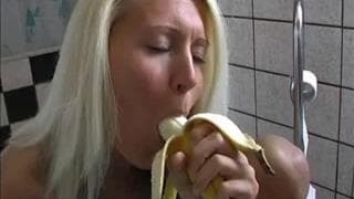 Elle se masturbe avec une banane
