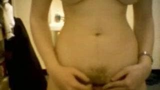 Une nana et sa chatte baveuse devant la caméra