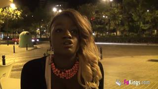 Juliette enfile sa queue entre ses nibards