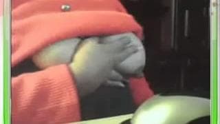 Une femme mûre tripote ses gros seins naturels