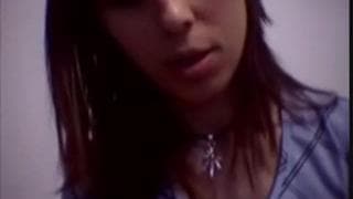 Une brune sexy se fait plaisir à la webcam