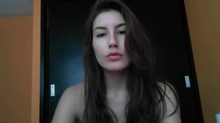 Une nana qui se masturbe avec intensité