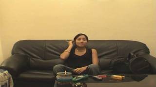 Une asiate fumeuse découvre le sexe avec une grosse bite