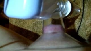 Une chatte aspirée par un drôle d'objet