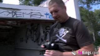 Elle suce une grosse bite en plein air