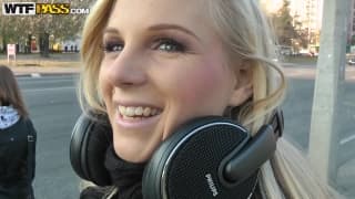 Une bite dans le cul pour la jolie Barbie !