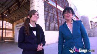 Deux petites salopes pour une grosse bite