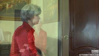 Cougar en chaleur se tape une jeune bite