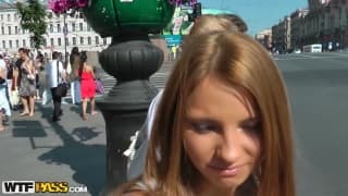 Madelyn les aborde dans la rue