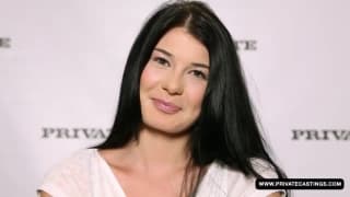 Lucy Li une brunette sexy en vidéo !