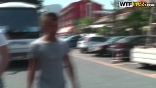 Un groupe de jeunes baise dans la forêt