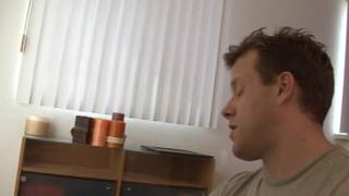 Jillian est à genou et s'amuse avec une baise