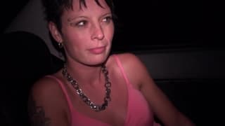 Cette nana montre son cul aux passants