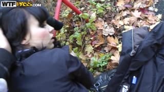 Belle petite brunette qui prend son pied !