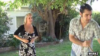 Elle se tape son jardinier dans le salon