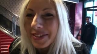 Une blondasse sexy pour quelques queues !