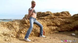 Yelena adore baiser en extérieur