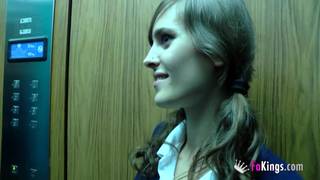 Une salope va dominer un homme plus vieux