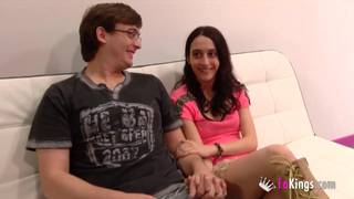 Il prête sa copine et regarde la scène de loin