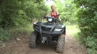 En pleine nature cette blondasse se touche