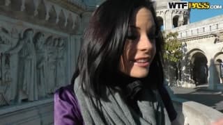 Une magnifique brune en extérieur !