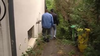 Deux bites noire et blanche pour une cochonne