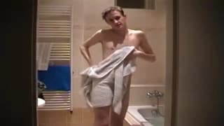 Simon un jeunot qui se touche la queue !