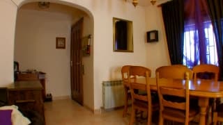 Ce clodo va se faire plaisir avec deux filles