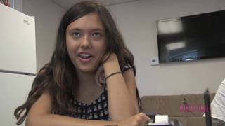 Jeune brunette bien prise sur le plumard !