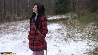 Brune sur bandante base son mec dans sa chambre