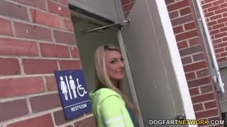 Un énorme membre que Hailey Holiday suce bien