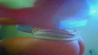 Cette jolie brune se touche sensuellement