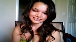 Sulfureuse brunette devant sa webcam
