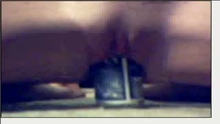 Elle prend tout ce qu'elle trouve pour se goder