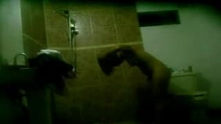 Une black sexy sous la douche à admirer