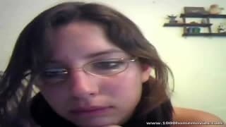 Elle caresse sa jolie chatte devant sa webcam