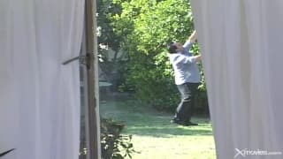 Elle chevauche une belle et grosse bite noire