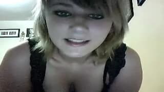 Elle aime s'exhiber devant sa webcam