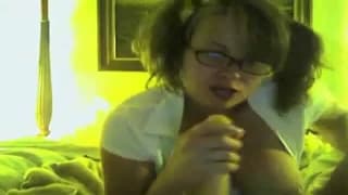 Belle blondasse qui va se titiller les seins