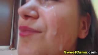 Une dose de sperme sur son jolie visage