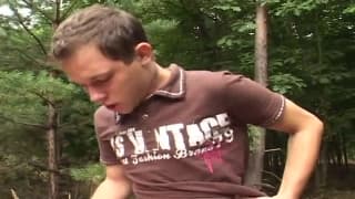 Il encule son pote dans la forêt