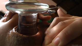 Sheena Shaw se défonce le cul avec un gode