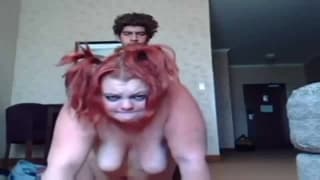 Il s'aggrippe a ses couettes en la baisant