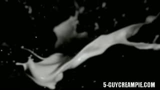 Sophie Dee remplit de sperme dans un gang bang