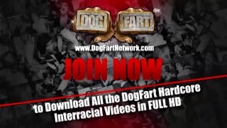 Aria Salazar suce deux bites dans un glory hole