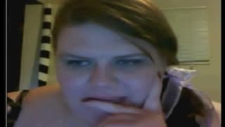 Elle aime exhiber ses rondeurs devant la cam