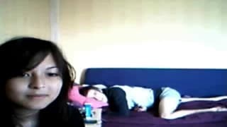 Ils baisent sur le canapé devant la webcam