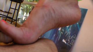 Alison Tyler et Roxy Raye lèchent leurs pieds