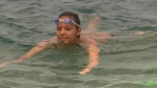 Une jolie teen qui s'exhibe sur la plage