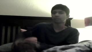 Ce mec adore astquer sa bite devant la webcam